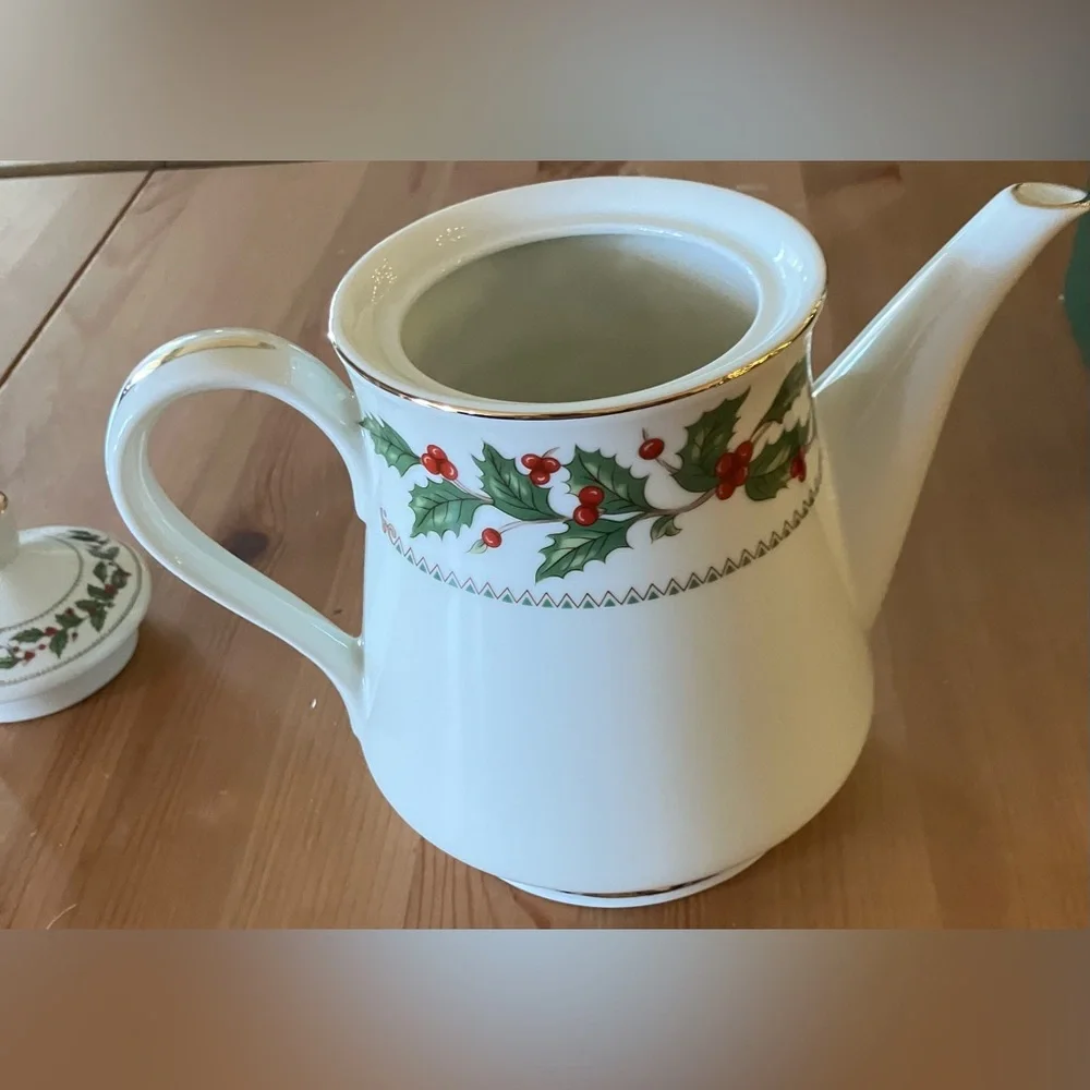 EUC The Cellar Ivory Holly 1993 40oz Holiday Teapot with Lid made in Japan